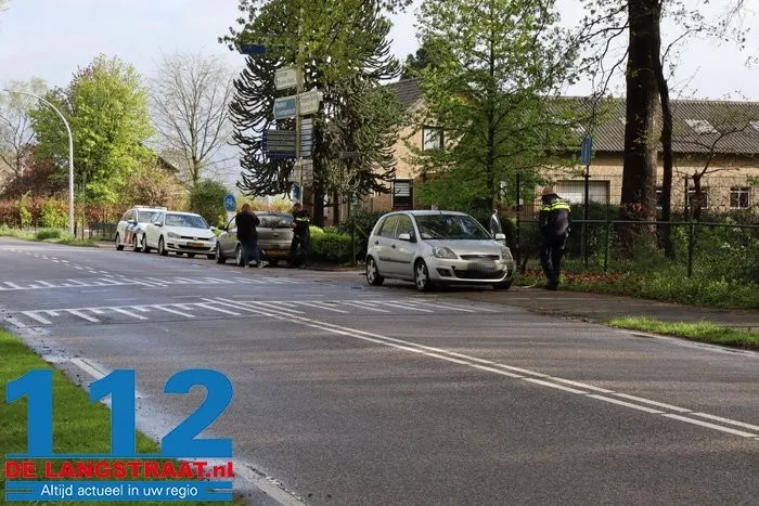 Twee auto's komen met elkaar in botsing in Drunen 3 Twee auto's komen met elkaar in botsing in Drunen 112 De Langstraat