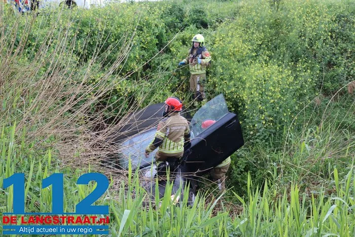 Automobiliste vliegt uit de bocht bij afslag Waalwijk A59, brandweer bevrijdt haar uit benarde positie 1 Automobiliste vliegt uit de bocht bij afslag Waalwijk A59, brandweer bevrijdt haar uit benarde positie 112 De Langstraat