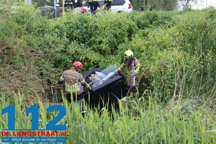 Automobiliste vliegt uit de bocht bij afslag Waalwijk A59, brandweer bevrijdt haar uit benarde positie 2 Automobiliste vliegt uit de bocht bij afslag Waalwijk A59, brandweer bevrijdt haar uit benarde positie 112 De Langstraat