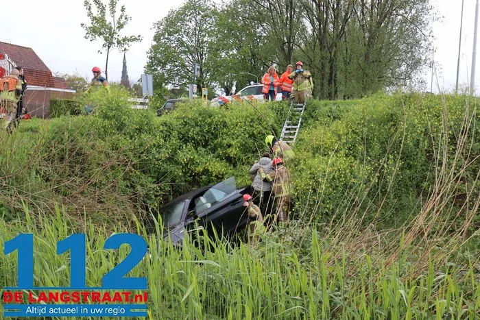 Automobiliste vliegt uit de bocht bij afslag Waalwijk A59, brandweer bevrijdt haar uit benarde positie 3 Automobiliste vliegt uit de bocht bij afslag Waalwijk A59, brandweer bevrijdt haar uit benarde positie 112 De Langstraat