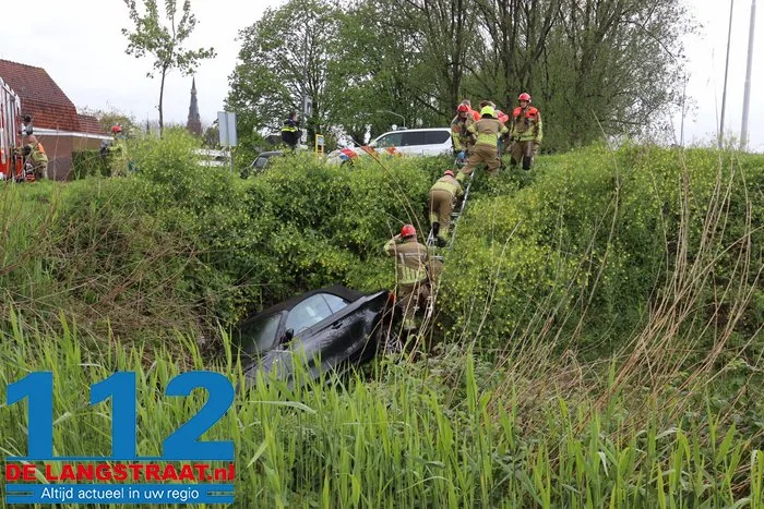 Automobiliste vliegt uit de bocht bij afslag Waalwijk A59, brandweer bevrijdt haar uit benarde positie 5 Automobiliste vliegt uit de bocht bij afslag Waalwijk A59, brandweer bevrijdt haar uit benarde positie 112 De Langstraat