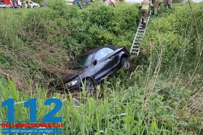 Automobiliste vliegt uit de bocht bij afslag Waalwijk A59, brandweer bevrijdt haar uit benarde positie 6 Automobiliste vliegt uit de bocht bij afslag Waalwijk A59, brandweer bevrijdt haar uit benarde positie 112 De Langstraat