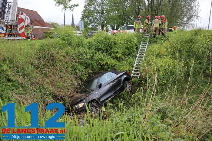 Automobiliste vliegt uit de bocht bij afslag Waalwijk A59, brandweer bevrijdt haar uit benarde positie 7 Automobiliste vliegt uit de bocht bij afslag Waalwijk A59, brandweer bevrijdt haar uit benarde positie 112 De Langstraat