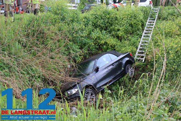 Automobiliste vliegt uit de bocht bij afslag Waalwijk A59, brandweer bevrijdt haar uit benarde positie 8 Automobiliste vliegt uit de bocht bij afslag Waalwijk A59, brandweer bevrijdt haar uit benarde positie 112 De Langstraat