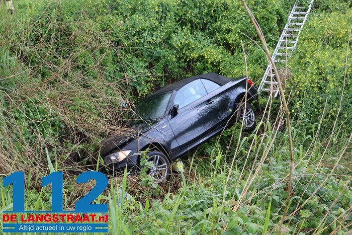 Automobiliste vliegt uit de bocht bij afslag Waalwijk A59, brandweer bevrijdt haar uit benarde positie 9 Automobiliste vliegt uit de bocht bij afslag Waalwijk A59, brandweer bevrijdt haar uit benarde positie 112 De Langstraat