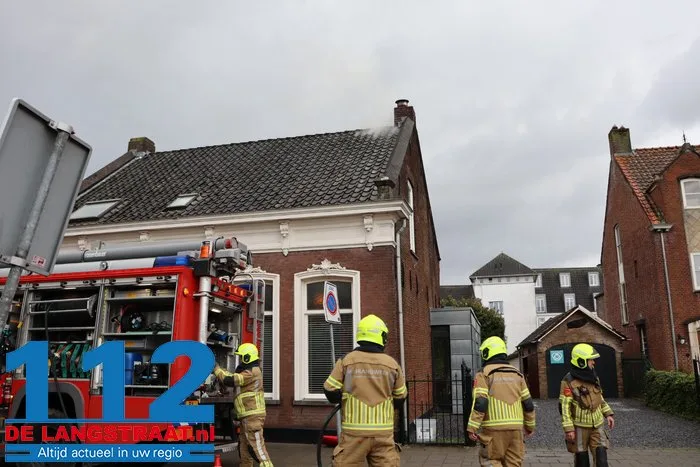 Schoorsteenbrand slaat over op dak, veel schade aan huis in Loon op Zand 1 Schoorsteenbrand slaat over op dak, veel schade aan huis in Loon op Zand 112 De Langstraat