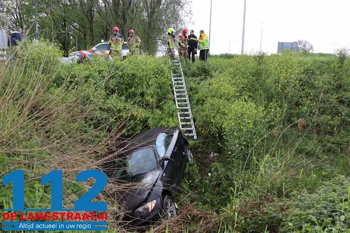 Automobiliste vliegt uit de bocht bij afslag Waalwijk A59, brandweer bevrijdt haar uit benarde positie 10 Automobiliste vliegt uit de bocht bij afslag Waalwijk A59, brandweer bevrijdt haar uit benarde positie 112 De Langstraat