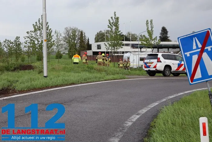 Automobiliste vliegt uit de bocht bij afslag Waalwijk A59, brandweer bevrijdt haar uit benarde positie 12 Automobiliste vliegt uit de bocht bij afslag Waalwijk A59, brandweer bevrijdt haar uit benarde positie 112 De Langstraat