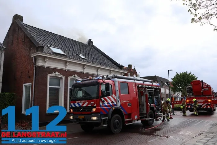 Schoorsteenbrand slaat over op dak, veel schade aan huis in Loon op Zand 2 Schoorsteenbrand slaat over op dak, veel schade aan huis in Loon op Zand 112 De Langstraat