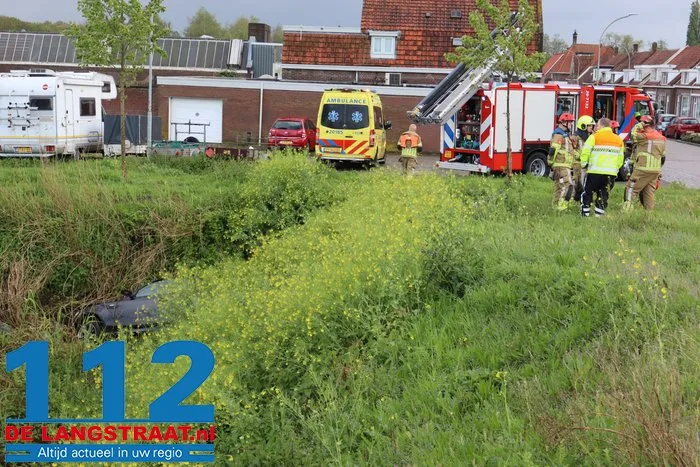 Automobiliste vliegt uit de bocht bij afslag Waalwijk A59, brandweer bevrijdt haar uit benarde positie 14 Automobiliste vliegt uit de bocht bij afslag Waalwijk A59, brandweer bevrijdt haar uit benarde positie 112 De Langstraat