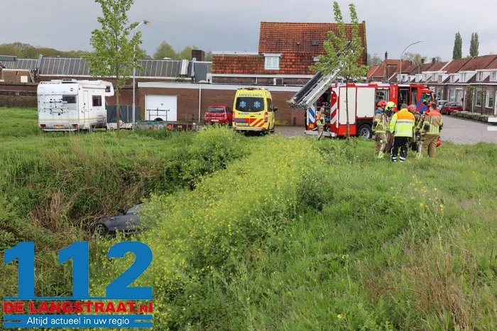Automobiliste vliegt uit de bocht bij afslag Waalwijk A59, brandweer bevrijdt haar uit benarde positie 15 Automobiliste vliegt uit de bocht bij afslag Waalwijk A59, brandweer bevrijdt haar uit benarde positie 112 De Langstraat