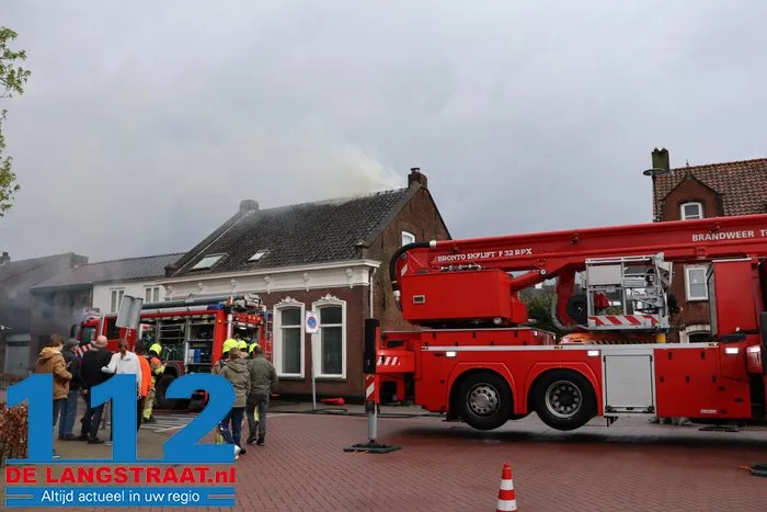 Schoorsteenbrand slaat over op dak, veel schade aan huis in Loon op Zand 4 Schoorsteenbrand slaat over op dak, veel schade aan huis in Loon op Zand 112 De Langstraat