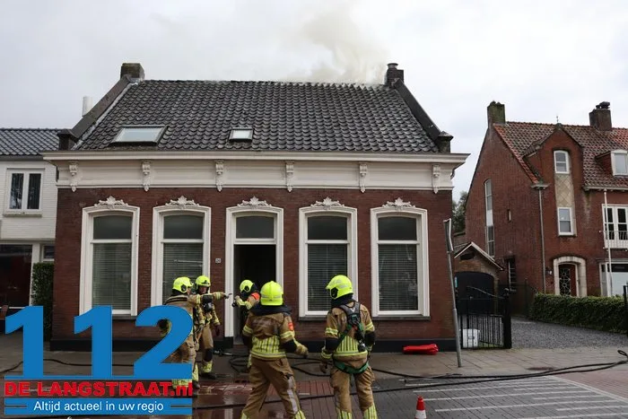 Schoorsteenbrand slaat over op dak, veel schade aan huis in Loon op Zand 5 Schoorsteenbrand slaat over op dak, veel schade aan huis in Loon op Zand 112 De Langstraat