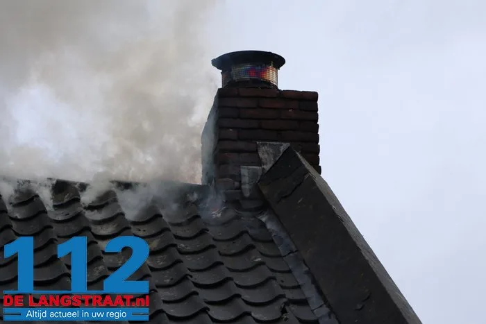 Schoorsteenbrand slaat over op dak, veel schade aan huis in Loon op Zand 6 Schoorsteenbrand slaat over op dak, veel schade aan huis in Loon op Zand 112 De Langstraat