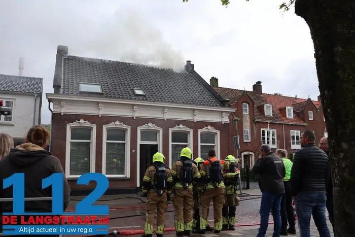 Schoorsteenbrand slaat over op dak, veel schade aan huis in Loon op Zand 8 Schoorsteenbrand slaat over op dak, veel schade aan huis in Loon op Zand 112 De Langstraat