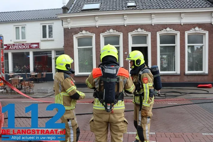 Schoorsteenbrand slaat over op dak, veel schade aan huis in Loon op Zand 10 Schoorsteenbrand slaat over op dak, veel schade aan huis in Loon op Zand 112 De Langstraat