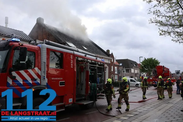 Schoorsteenbrand slaat over op dak, veel schade aan huis in Loon op Zand 11 Schoorsteenbrand slaat over op dak, veel schade aan huis in Loon op Zand 112 De Langstraat