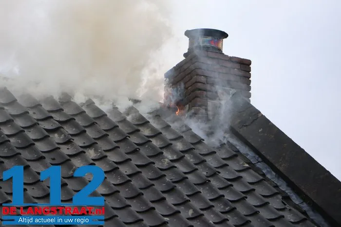 Schoorsteenbrand slaat over op dak, veel schade aan huis in Loon op Zand 12 Schoorsteenbrand slaat over op dak, veel schade aan huis in Loon op Zand 112 De Langstraat