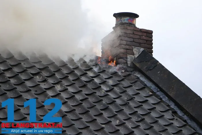 Schoorsteenbrand slaat over op dak, veel schade aan huis in Loon op Zand 13 Schoorsteenbrand slaat over op dak, veel schade aan huis in Loon op Zand 112 De Langstraat