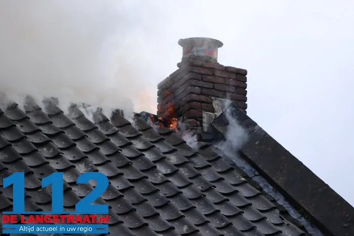 Schoorsteenbrand slaat over op dak, veel schade aan huis in Loon op Zand 14 Schoorsteenbrand slaat over op dak, veel schade aan huis in Loon op Zand 112 De Langstraat
