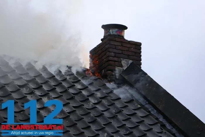 Schoorsteenbrand slaat over op dak, veel schade aan huis in Loon op Zand 15 Schoorsteenbrand slaat over op dak, veel schade aan huis in Loon op Zand 112 De Langstraat