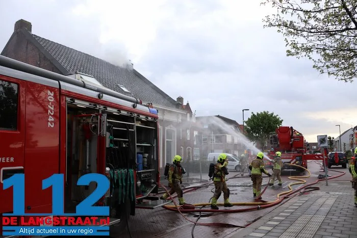 Schoorsteenbrand slaat over op dak, veel schade aan huis in Loon op Zand 16 Schoorsteenbrand slaat over op dak, veel schade aan huis in Loon op Zand 112 De Langstraat