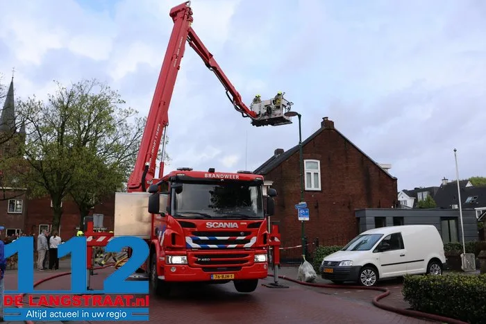 Schoorsteenbrand slaat over op dak, veel schade aan huis in Loon op Zand 18 Schoorsteenbrand slaat over op dak, veel schade aan huis in Loon op Zand 112 De Langstraat