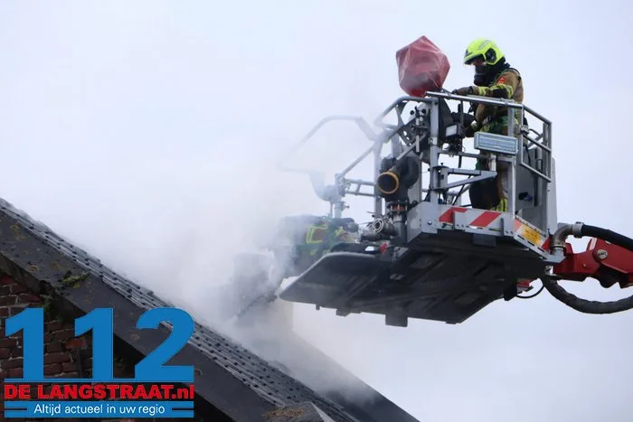 Schoorsteenbrand slaat over op dak, veel schade aan huis in Loon op Zand 19 Schoorsteenbrand slaat over op dak, veel schade aan huis in Loon op Zand 112 De Langstraat