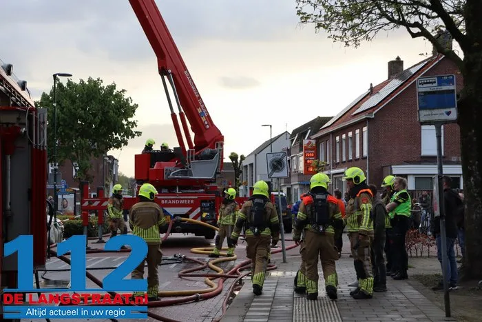 Schoorsteenbrand slaat over op dak, veel schade aan huis in Loon op Zand 21 Schoorsteenbrand slaat over op dak, veel schade aan huis in Loon op Zand 112 De Langstraat