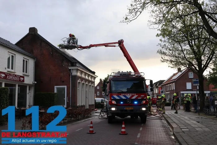 Schoorsteenbrand slaat over op dak, veel schade aan huis in Loon op Zand 22 Schoorsteenbrand slaat over op dak, veel schade aan huis in Loon op Zand 112 De Langstraat