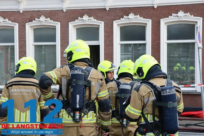Schoorsteenbrand slaat over op dak, veel schade aan huis in Loon op Zand 23 Schoorsteenbrand slaat over op dak, veel schade aan huis in Loon op Zand 112 De Langstraat