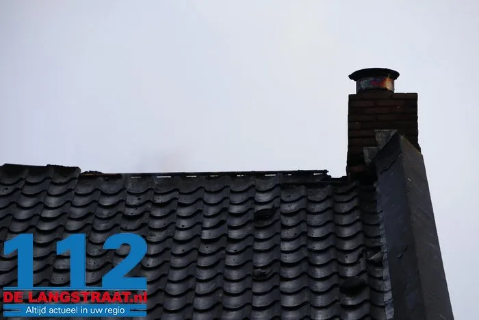 Schoorsteenbrand slaat over op dak, veel schade aan huis in Loon op Zand 24 Schoorsteenbrand slaat over op dak, veel schade aan huis in Loon op Zand 112 De Langstraat