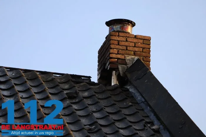 Schoorsteenbrand slaat over op dak, veel schade aan huis in Loon op Zand 25 Schoorsteenbrand slaat over op dak, veel schade aan huis in Loon op Zand 112 De Langstraat
