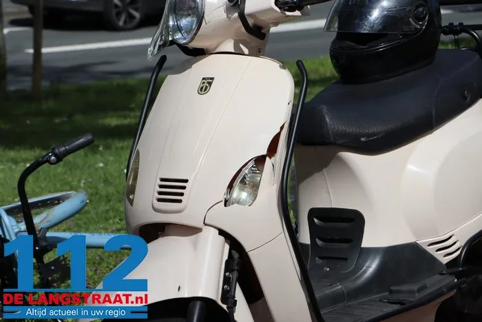 Twee meisjes van scooter getrapt door jonge man, één slachtoffer zwaargewond 11 Twee meisjes van scooter getrapt door jonge man, één slachtoffer zwaargewond 112 De Langstraat
