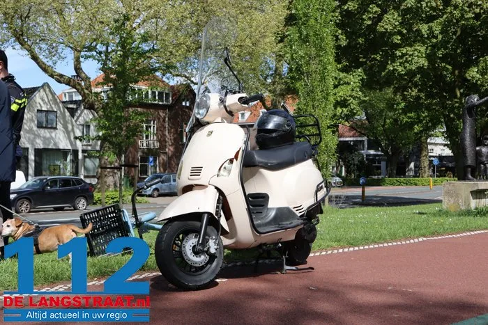 Twee meisjes van scooter getrapt door jonge man, één slachtoffer zwaargewond 12 Twee meisjes van scooter getrapt door jonge man, één slachtoffer zwaargewond 112 De Langstraat