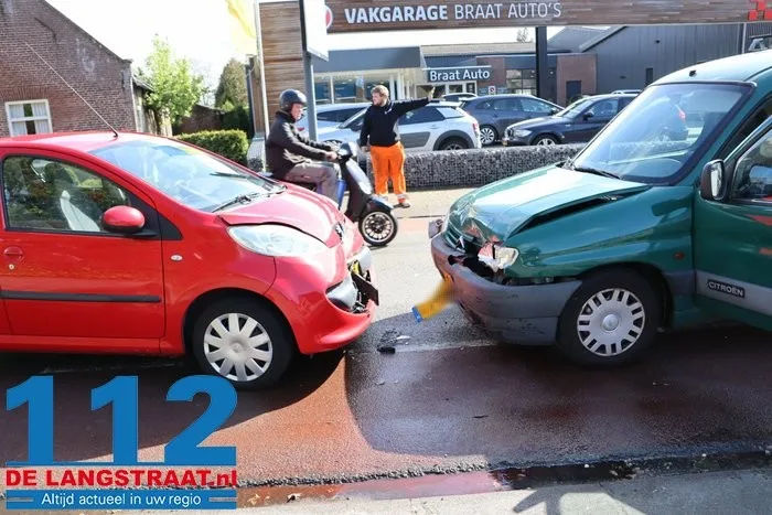 Ongeval tussen twee auto's Raadhuisstraat Sprang-Capelle 1 Ongeval tussen twee auto's Raadhuisstraat Sprang-Capelle 112 De Langstraat