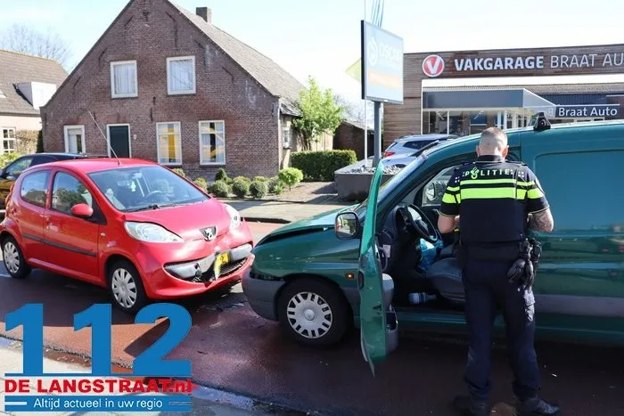 Ongeval tussen twee auto's Raadhuisstraat Sprang-Capelle 5 Ongeval tussen twee auto's Raadhuisstraat Sprang-Capelle 112 De Langstraat