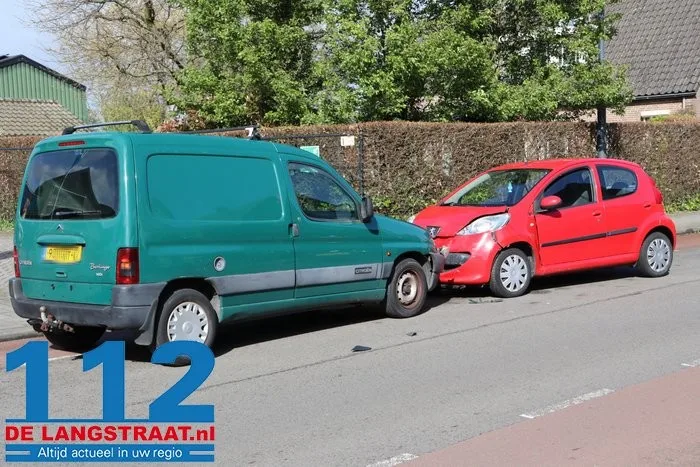 Ongeval tussen twee auto's Raadhuisstraat Sprang-Capelle 9 Ongeval tussen twee auto's Raadhuisstraat Sprang-Capelle 112 De Langstraat