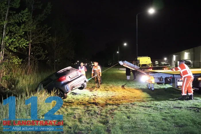 Bestuurder verliest macht over stuur en belandt in sloot Prof. Asserweg Waalwijk 10 Bestuurder verliest macht over stuur en belandt in sloot Prof. Asserweg Waalwijk 112 De Langstraat