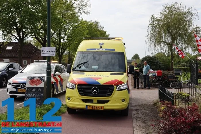 Fietsster gewond na botsing tegen auto, vrouw ter plekke nagekeken 112 De Langstraat
