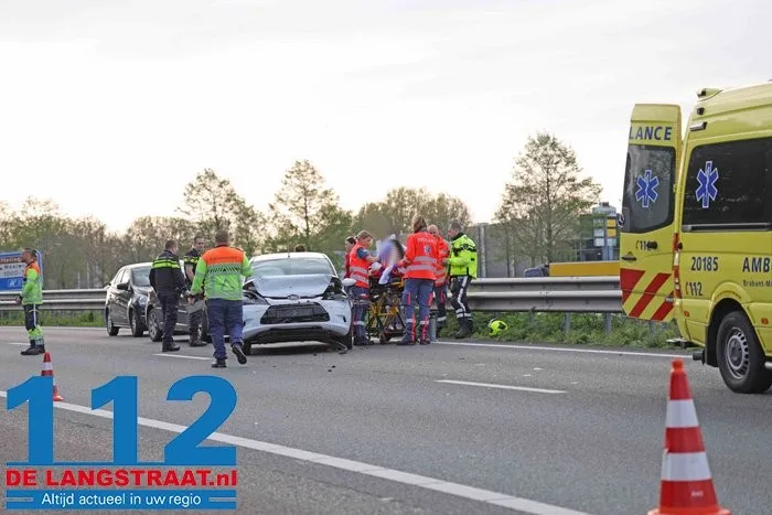Man gewond naar het ziekenhuis door botsing met vrachtwagen 5 Man gewond naar het ziekenhuis door botsing met vrachtwagen 112 De Langstraat