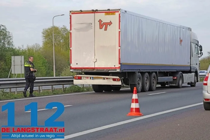 Man gewond naar het ziekenhuis door botsing met vrachtwagen 6 Man gewond naar het ziekenhuis door botsing met vrachtwagen 112 De Langstraat
