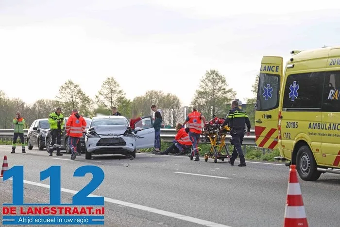 Man gewond naar het ziekenhuis door botsing met vrachtwagen 3 Man gewond naar het ziekenhuis door botsing met vrachtwagen 112 De Langstraat