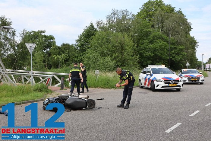 Scooterrijder gewond naar het ziekenhuis na botsing met auto 2 Scooterrijder gewond naar het ziekenhuis na botsing met auto 112 De Langstraat