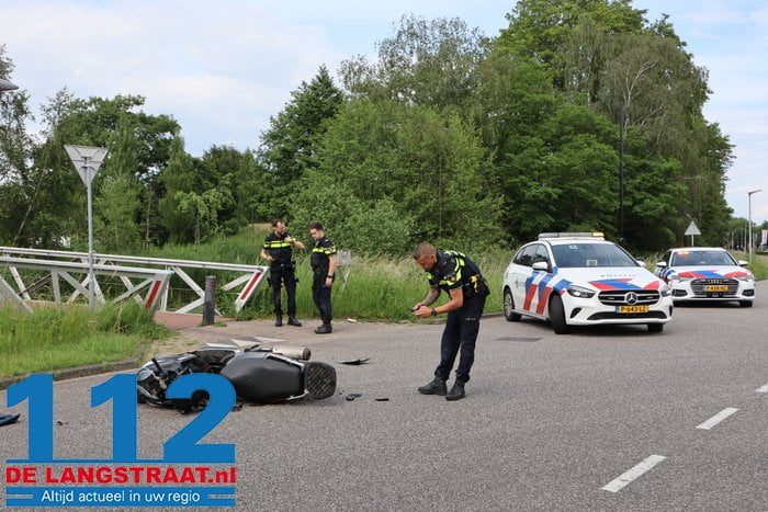 Scooterrijder gewond naar het ziekenhuis na botsing met auto 3 Scooterrijder gewond naar het ziekenhuis na botsing met auto 112 De Langstraat