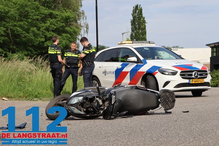 Scooterrijder gewond naar het ziekenhuis na botsing met auto 4 Scooterrijder gewond naar het ziekenhuis na botsing met auto 112 De Langstraat