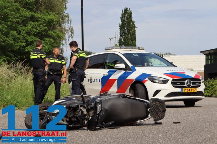 Scooterrijder gewond naar het ziekenhuis na botsing met auto 5 Scooterrijder gewond naar het ziekenhuis na botsing met auto 112 De Langstraat