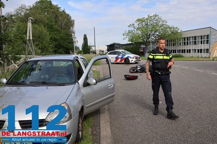 Scooterrijder gewond naar het ziekenhuis na botsing met auto 7 Scooterrijder gewond naar het ziekenhuis na botsing met auto 112 De Langstraat