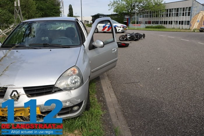 Scooterrijder gewond naar het ziekenhuis na botsing met auto 9 Scooterrijder gewond naar het ziekenhuis na botsing met auto 112 De Langstraat