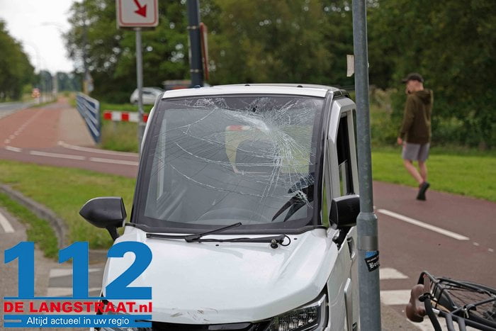 Brommobiel en fietser botsen op elkaar: ‘Wonder dat kinderen van avondvierdaagse niet zijn geraakt’ 5 Brommobiel en fietser botsen op elkaar: ‘Wonder dat kinderen van avondvierdaagse niet zijn geraakt’ 112 De Langstraat